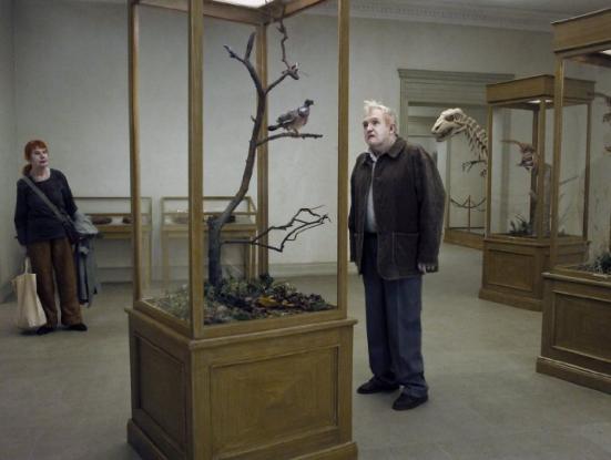 En duva satt pä en gren och funderade pä / Una paloma se posó en una rama a reflexionar sobre la existencia (Roy Andersson, 2014)