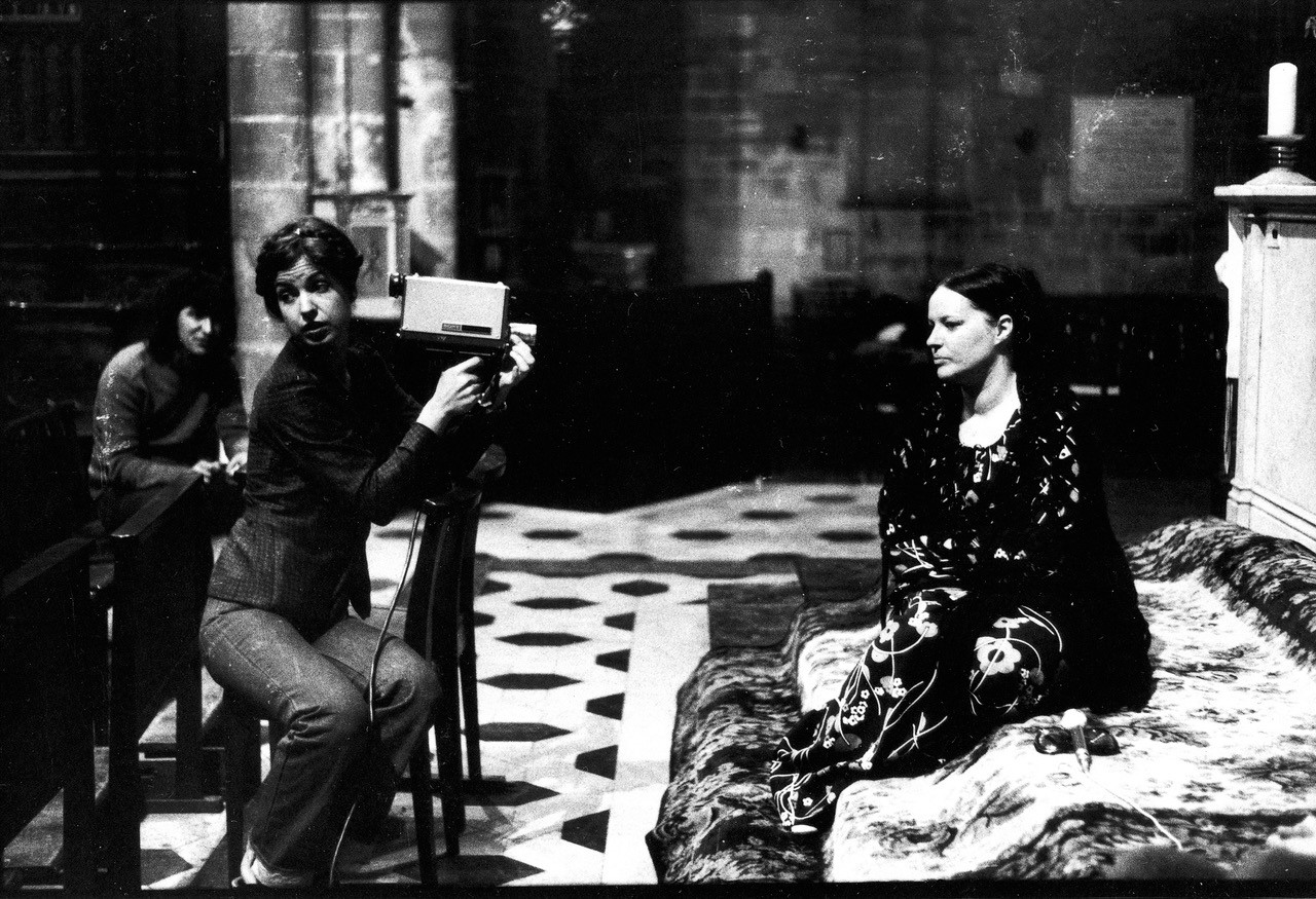 06-Carole Roussopoulos filmant Barbara durant le tournage du film Les prostituées de Lyon parlent-1975