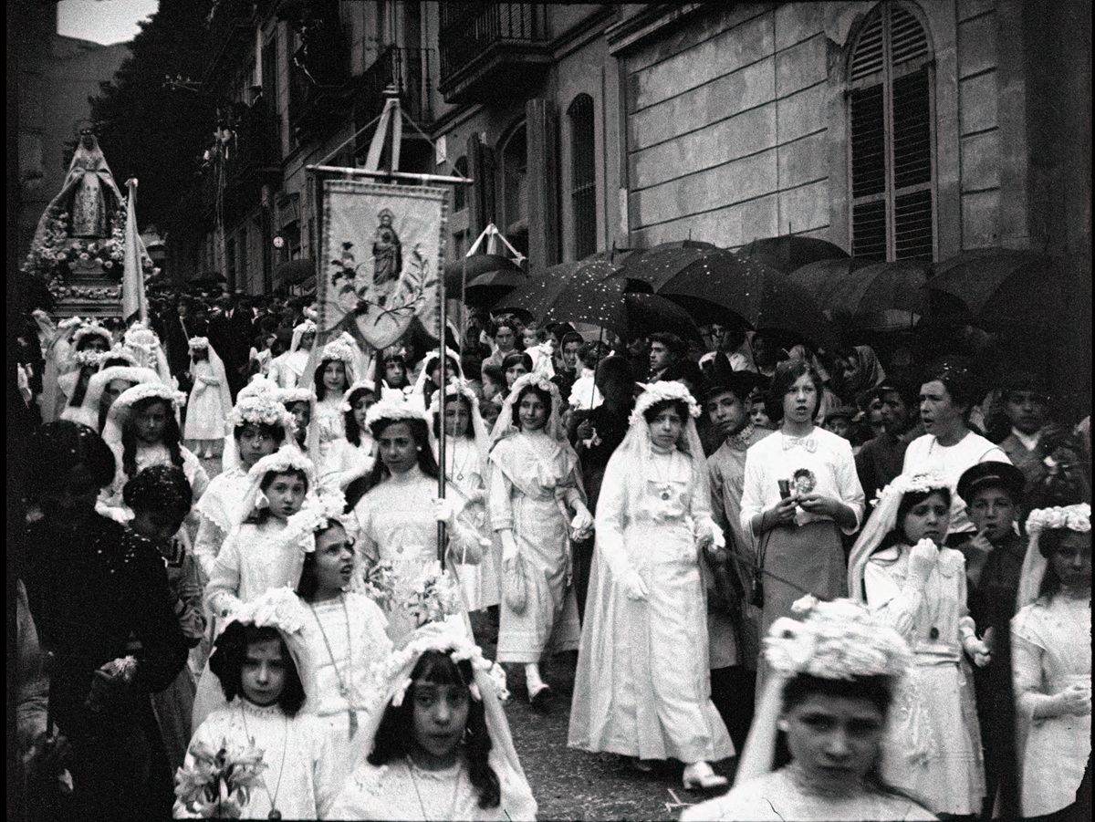 La procesión de las hijas de María de la iglesia de Sans