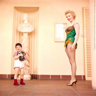 En aquesta fotografia apareix Marilyn amb Joshua Greene, el fill de Milton H. Greene. Maig, 1956.Fotografia de Milton H. Greene © 2020 Joshua Greene 