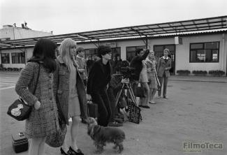 Foto Carles Durán, envoltat per models, dirigeix una escena de 'Cada vez que…' a l'aeroport de Barcelona, 1968