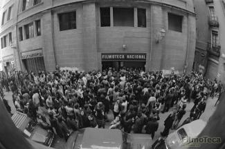 Foto El públic, bloquejat per la policia, a la seu barcelonina de la Filmoteca Nacional, 1975