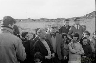 Foto Francesc Rovira Beleta en ple rodatge de 'Los Tarantos' al barri del Somorrostro, 1963