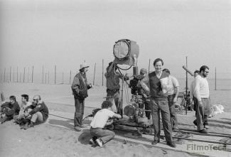 Foto Ventura Pons al rodatge de 'La rossa del bar' a la platja de Barcelona, 1986