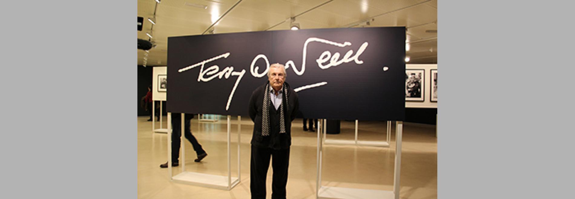 Terry O'Neill davant la seva signatura a l'exposició