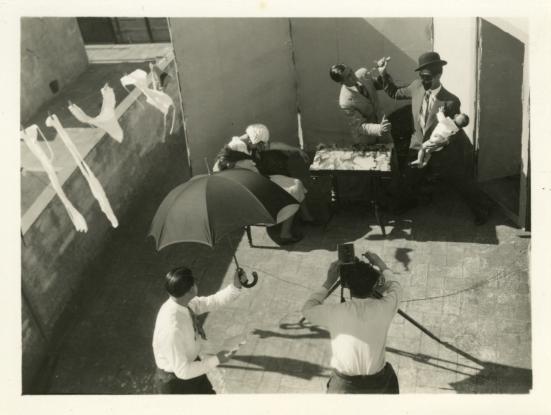100anys cine amateur. Rodatge en un terrat. Foto de Pilar de Quadras. Arxiu Família Quadras