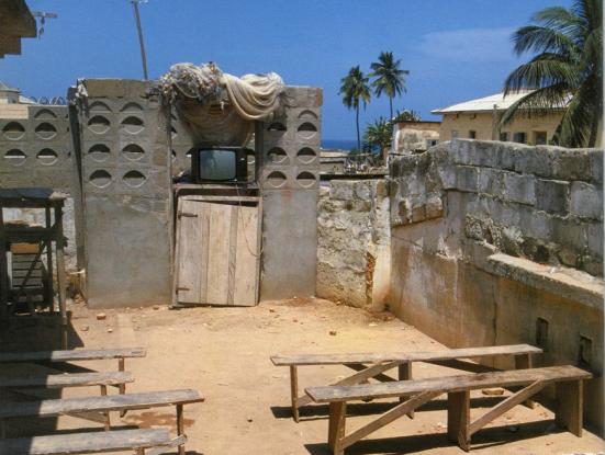Video club exterior a Cape Coast. Cape Coast, Ghana, 1998. Foto Ernie Wolfe III