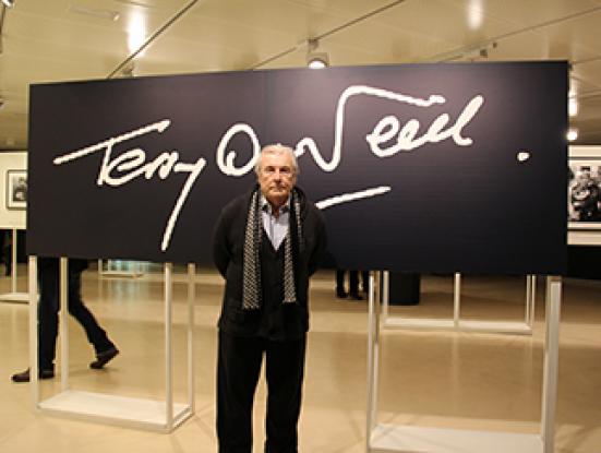 Terry O'Neill davant la seva signatura a l'exposició